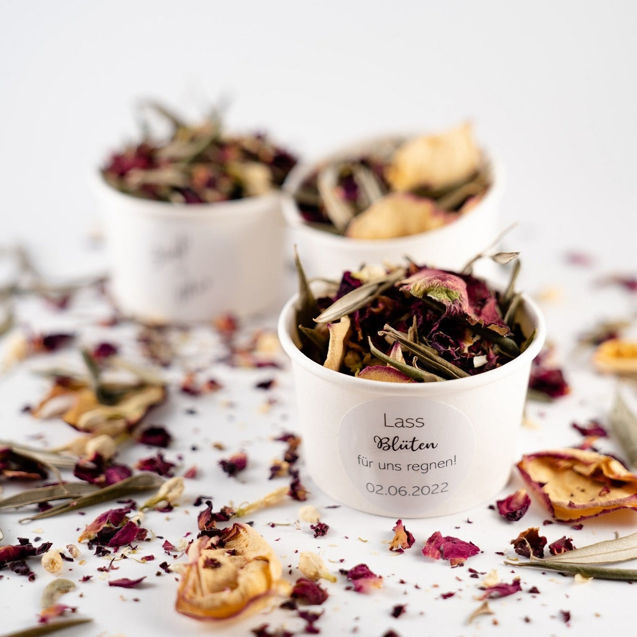 Rose Olive Blütenkonfetti mit personalisierten weißen Bechern - feiere deine Liebe mit Naturfarben