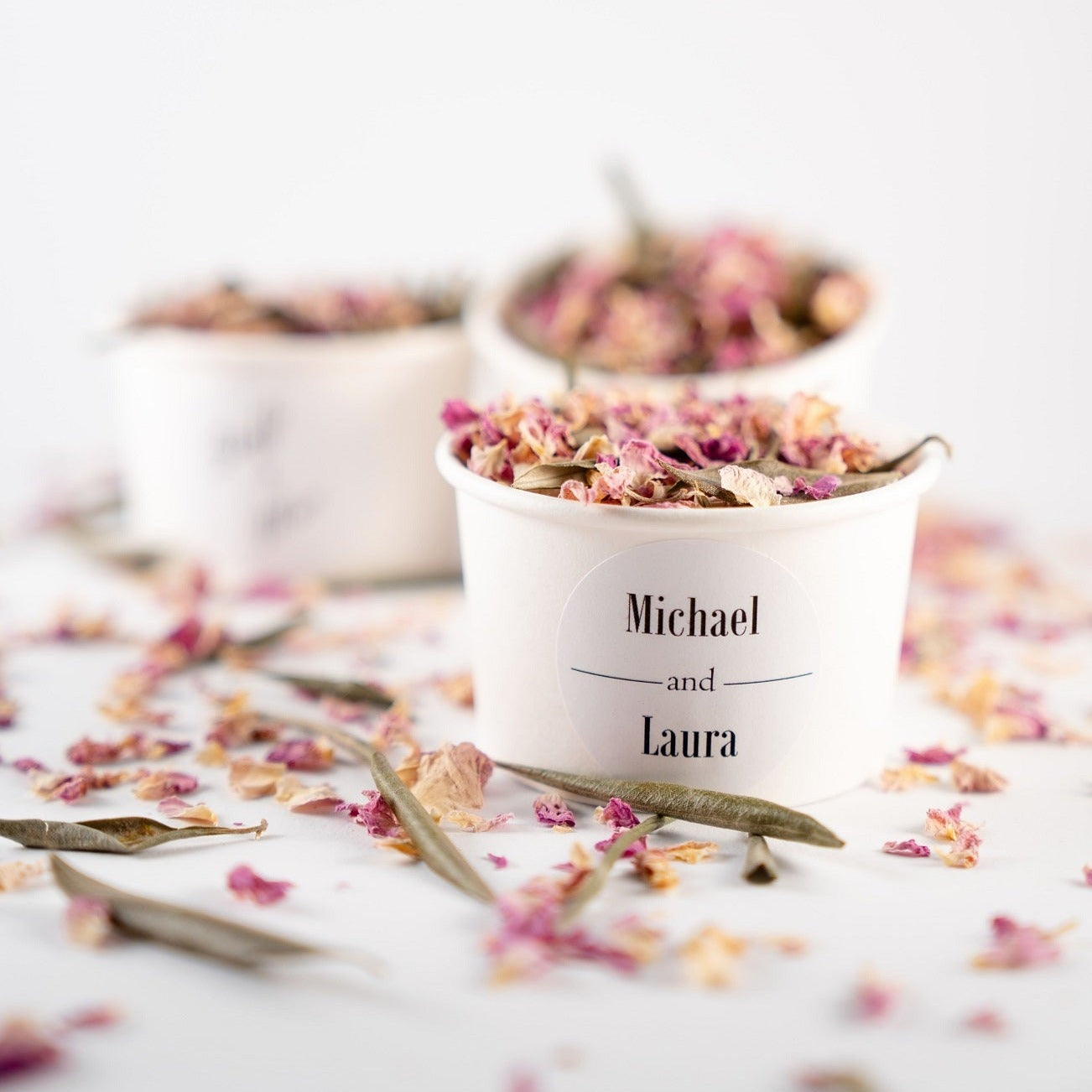 Blütenkonfetti Pink Olive in weißen personalisierten Bechern